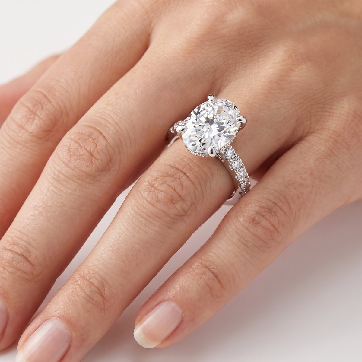 _lifestyle_image@SKU:R1930-LADO03000004W #metal_10k-white-gold+origin_lab-grown+quality_g-si
