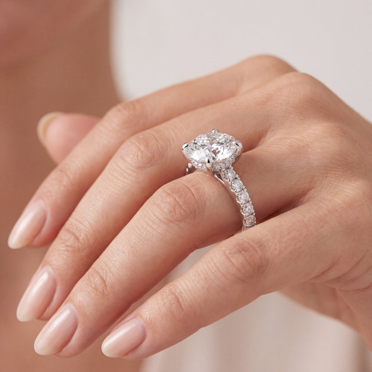 _lifestyle_image@SKU:R1930-LADR03000004W #metal_10k-white-gold+origin_lab-grown+quality_g-si