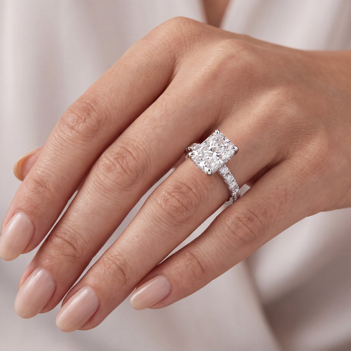 _lifestyle_image@SKU:R1930-LADT03000004W #metal_10k-white-gold+origin_lab-grown+quality_g-si