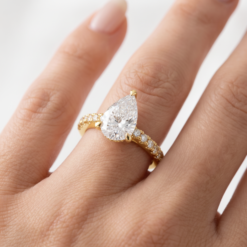 _lifestyle_image@SKU:R1930-LGDD02000004Y #metal_14k-yellow-gold+origin_lab-grown+quality_ef-vs2+