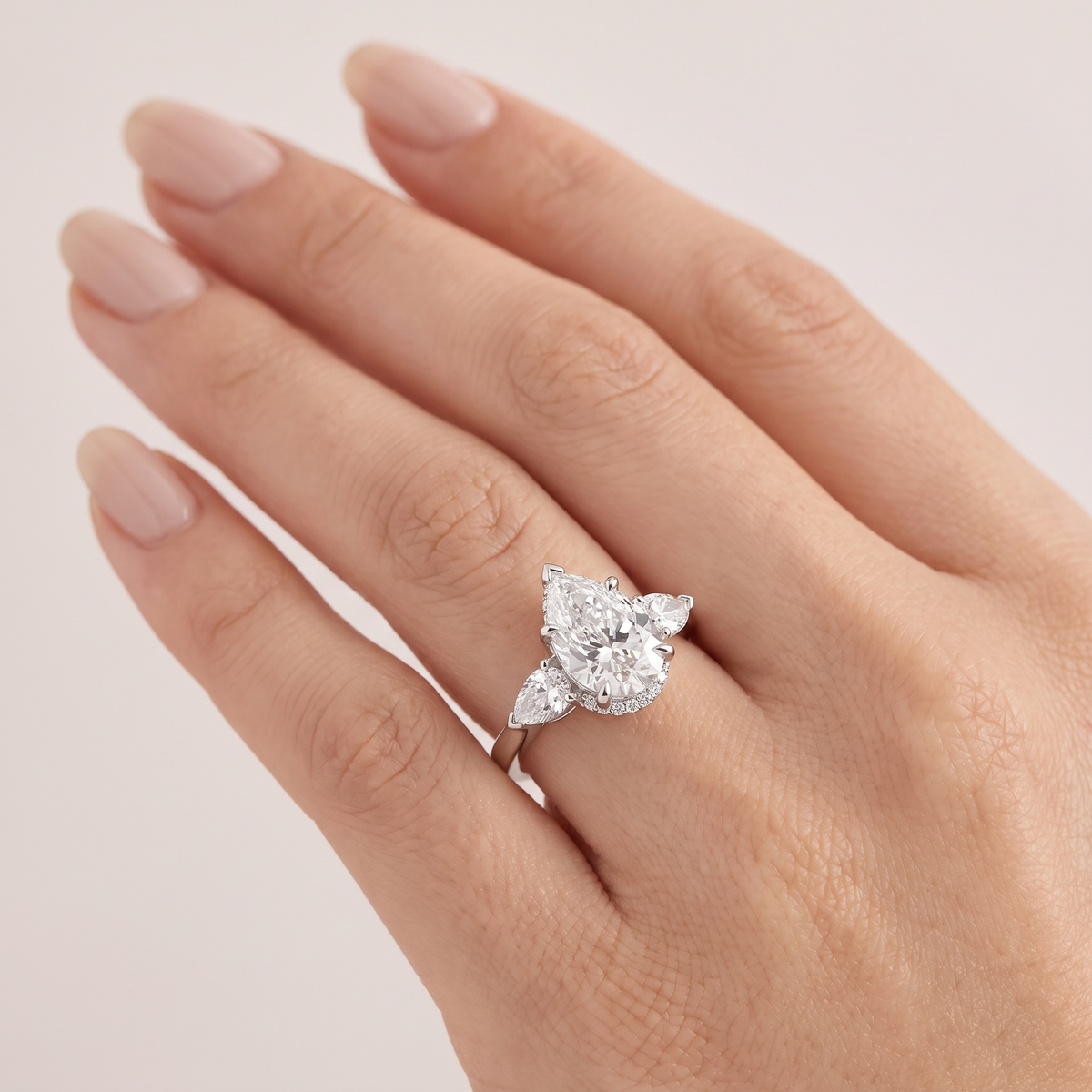_lifestyle_image@SKU:R1937-LADD03000004W #metal_10k-white-gold+origin_lab-grown+diamond-quality_g-si+