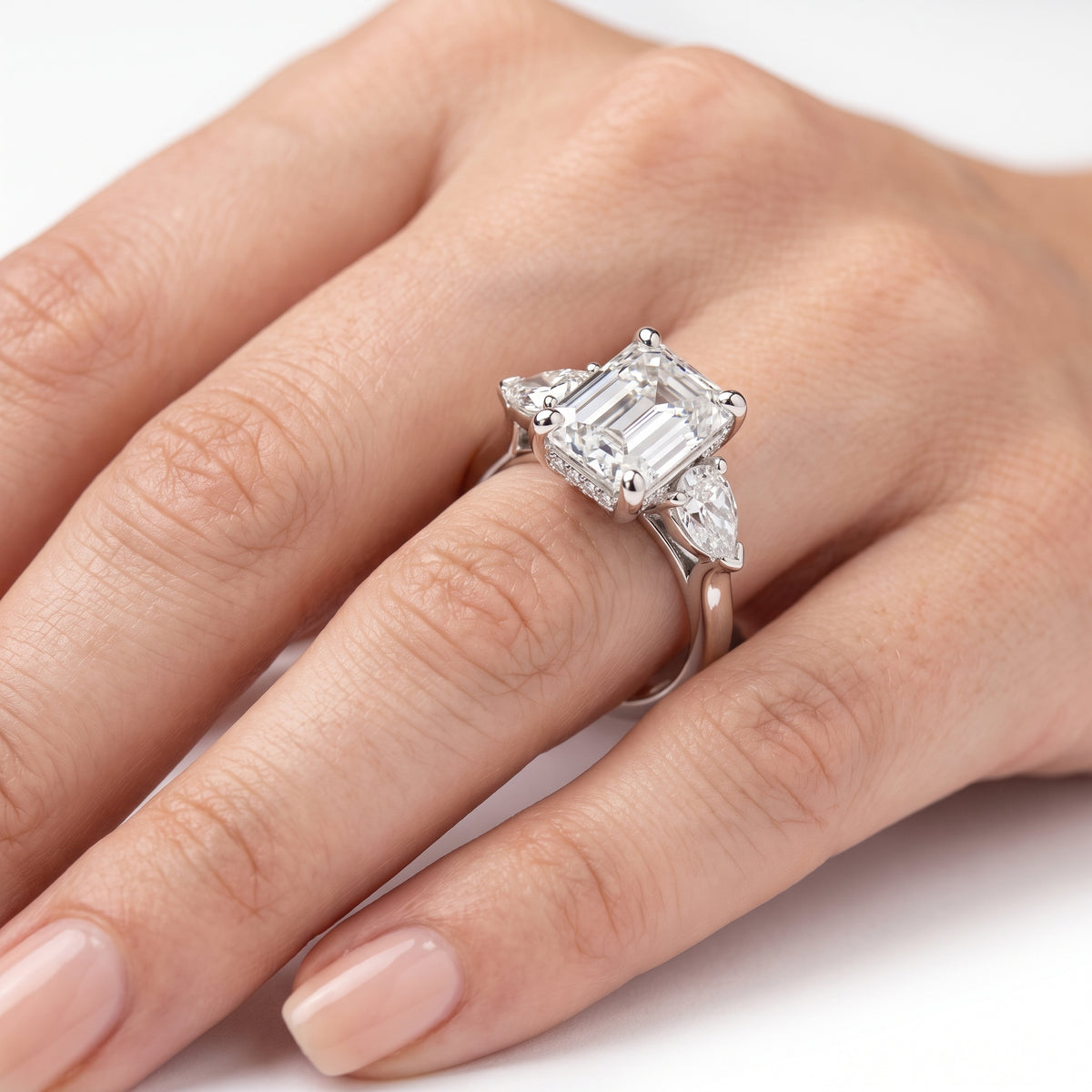 _lifestyle_image@SKU:R1937-LADE02000004W #metal_10k-white-gold+origin_lab-grown+diamond-quality_g-si+