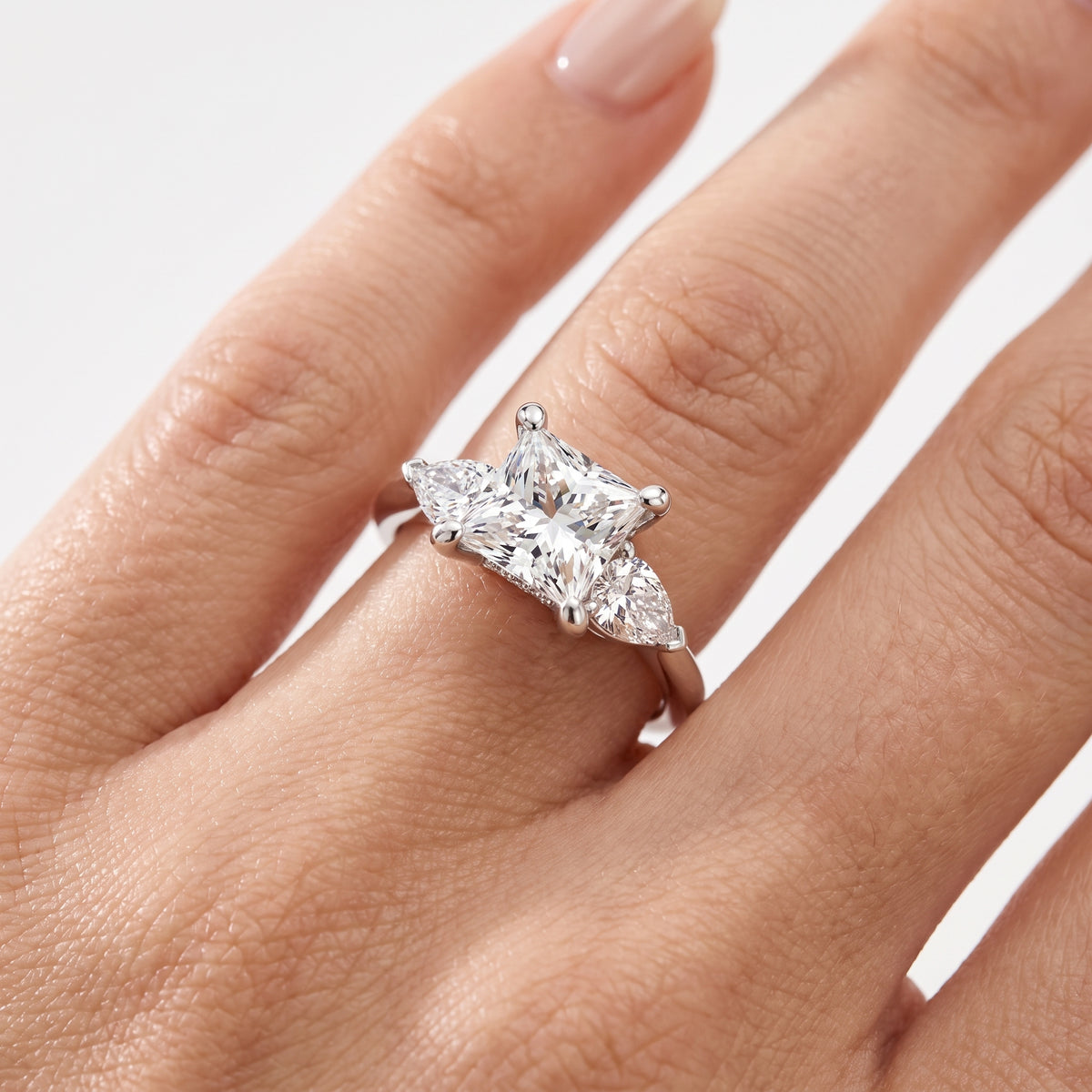 _lifestyle_image@SKU:R1937-LADP02000004W #metal_10k-white-gold+origin_lab-grown+diamond-quality_g-si+