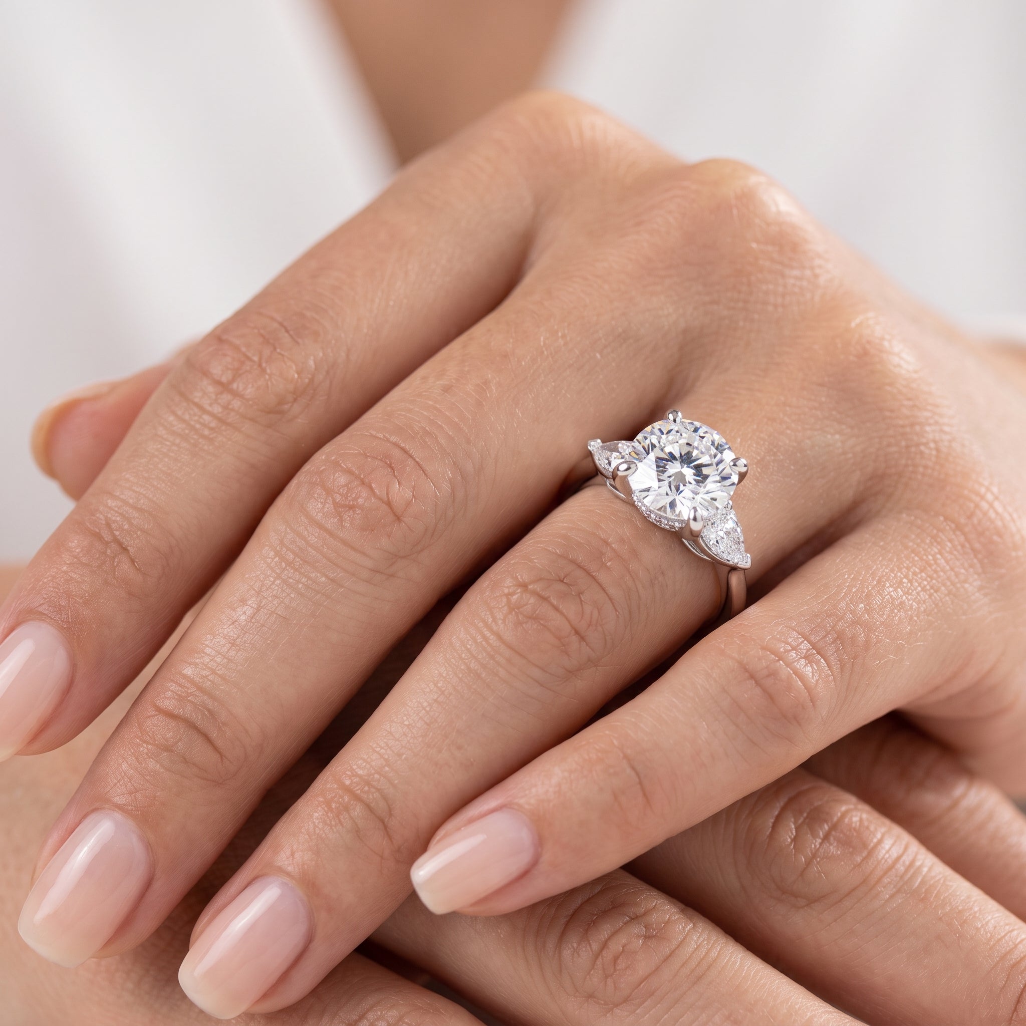 _lifestyle_image@SKU:R1937-LADR03000004W #metal_10k-white-gold+origin_lab-grown+diamond-quality_g-si+
