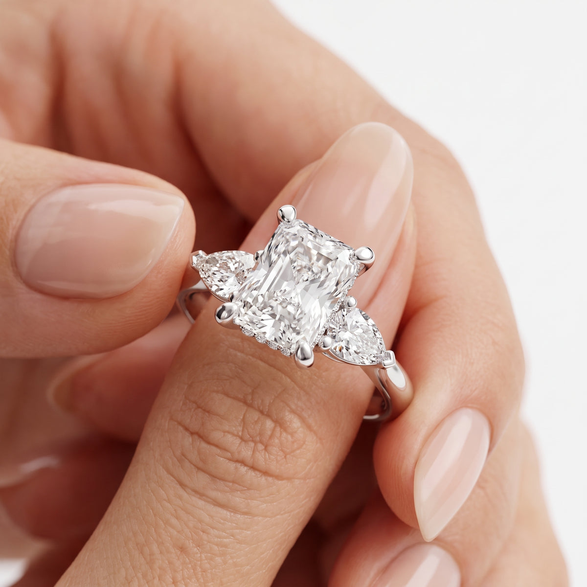 _lifestyle_image@SKU:R1937-LADT02000004W #metal_10k-white-gold+origin_lab-grown+diamond-quality_g-si+