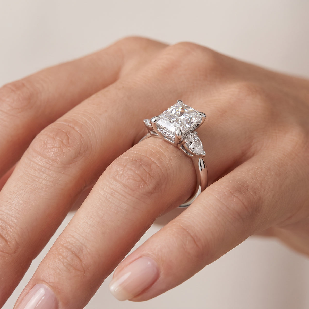 _lifestyle_image@SKU:R1937-LADT03000004W #metal_10k-white-gold+origin_lab-grown+diamond-quality_g-si+
