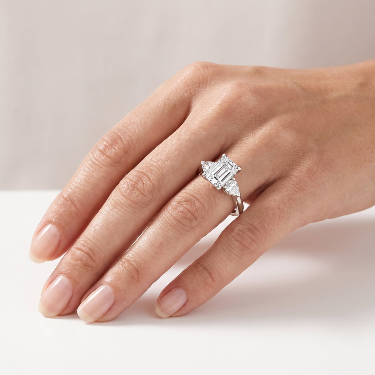 _lifestyle_image@SKU:R1937-LGDE0200000PL #metal_platinum+origin_lab-grown+quality_ef-vs2+