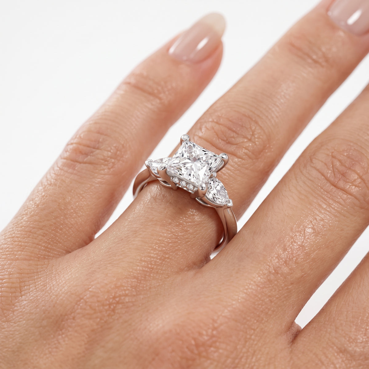 _lifestyle_image@SKU:R1937-LGDP0200000PL #metal_platinum+origin_lab-grown+quality_ef-vs2+