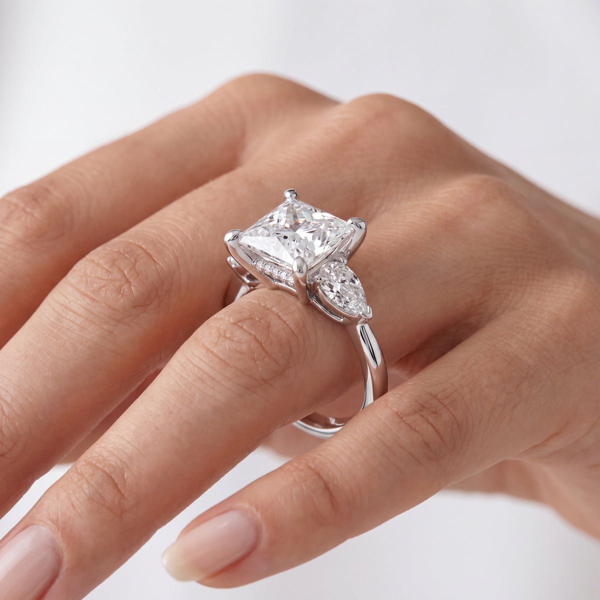 _lifestyle_image@SKU:R1937-LGDP03000004W #metal_14k-white-gold+origin_lab-grown+quality_ef-vs2+