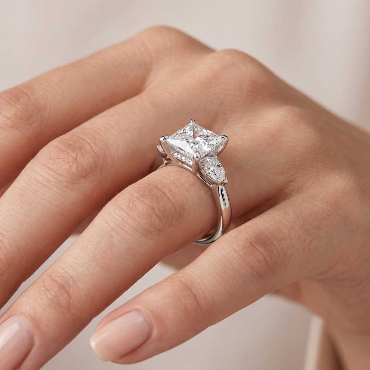 _lifestyle_image@SKU:R1937-LGDP0300000PL #metal_platinum+origin_lab-grown+quality_ef-vs2+