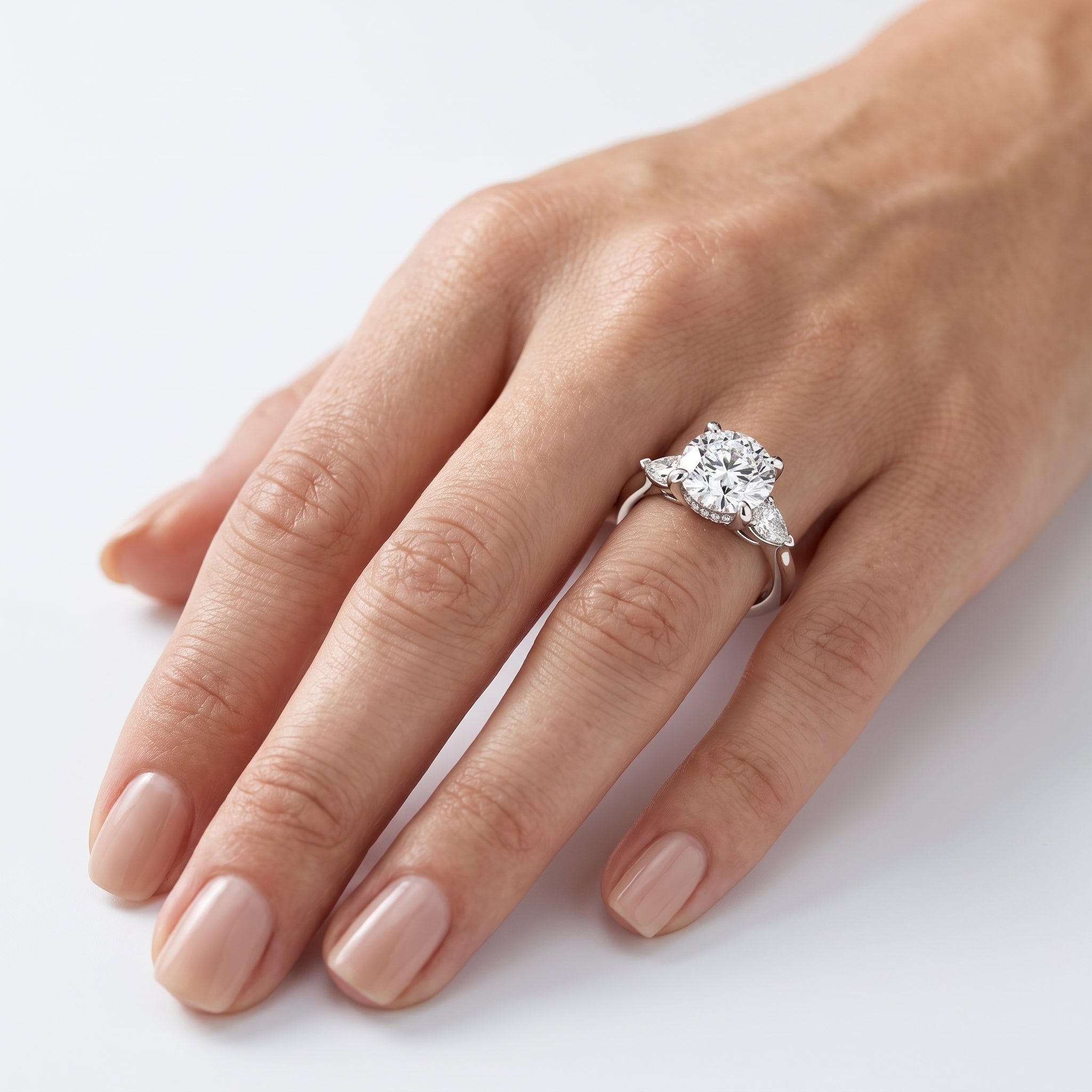 _lifestyle_image@SKU:R1937-LGDR0300000PL #metal_platinum+origin_lab-grown+quality_ef-vs2+