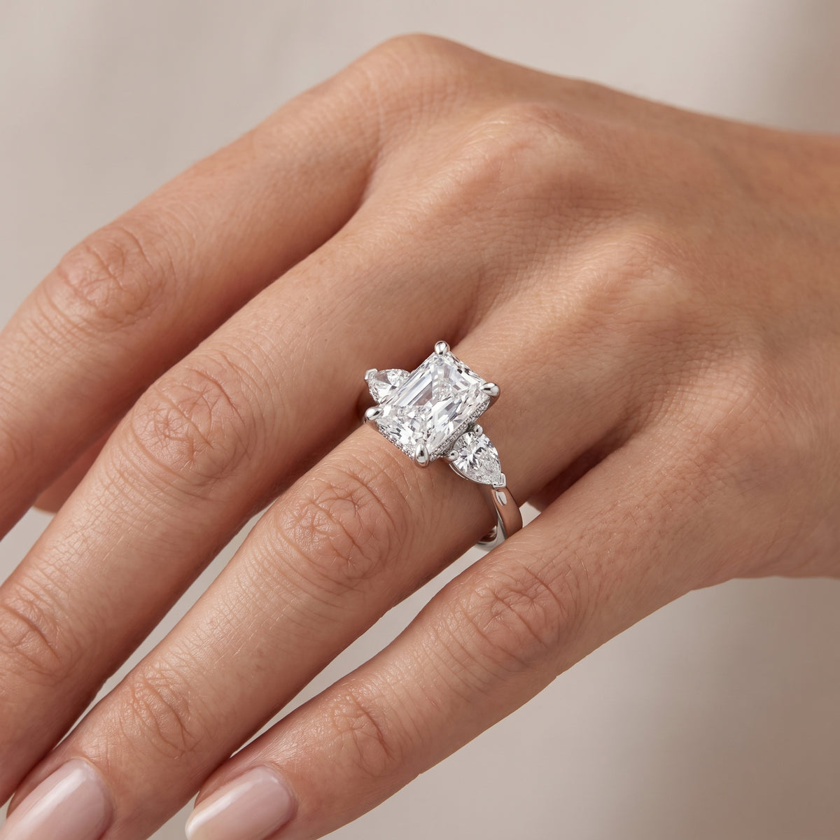 _lifestyle_image@SKU:R1937-LGDT02000004W #metal_14k-white-gold+origin_lab-grown+quality_ef-vs2+