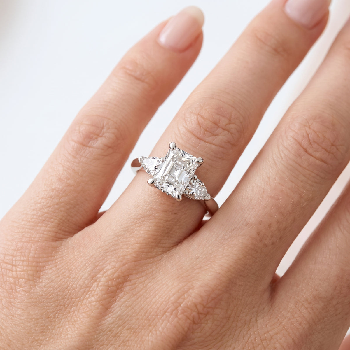 _lifestyle_image@SKU:R1937-LGDT0200000PL #metal_platinum+origin_lab-grown+quality_ef-vs2+