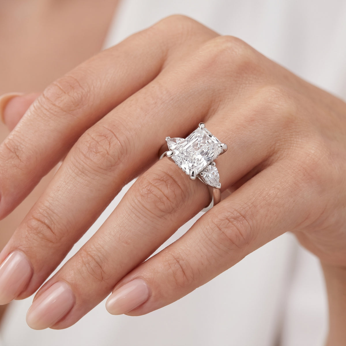 _lifestyle_image@SKU:R1937-LGDT0300000PL #metal_platinum+origin_lab-grown+quality_ef-vs2+