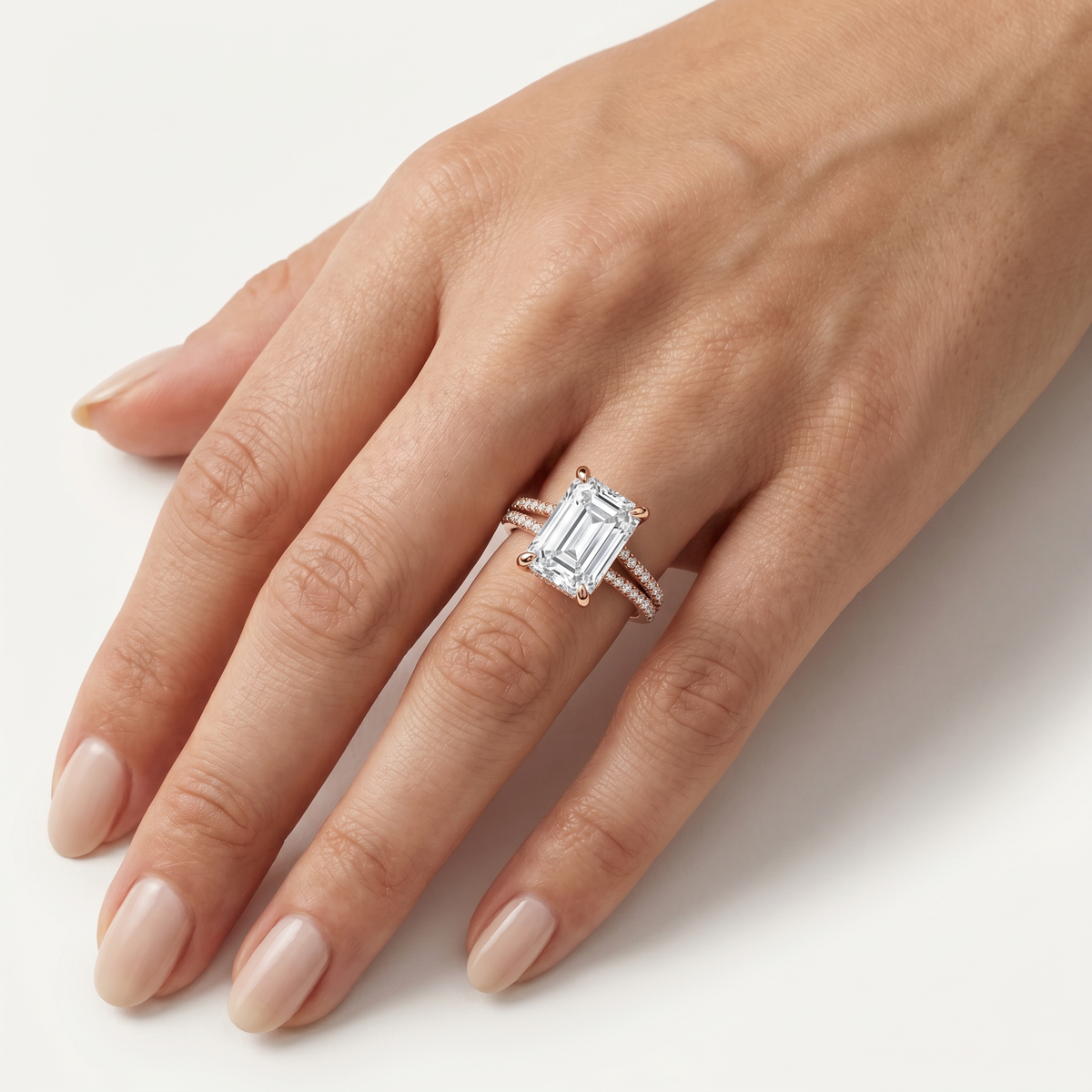 _lifestyle_image@SKU:R1939-LGDE03000004P #metal_14k-rose-gold+origin_lab-grown+quality_ef-vs2+