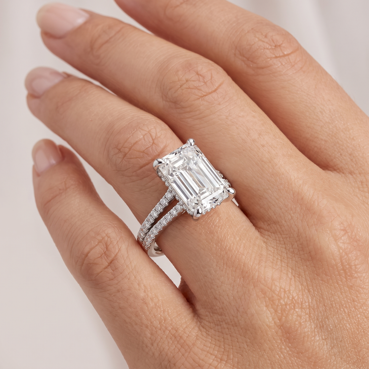_lifestyle_image@SKU:R1939-LADE03000004W #metal_10k-white-gold+origin_lab-grown+quality_g-si