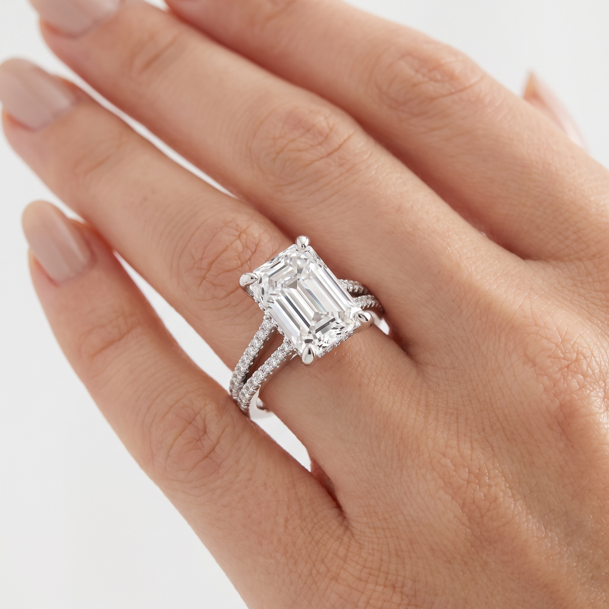 _lifestyle_image@SKU:R1939-LGDE0300000PL #metal_platinum+origin_lab-grown+quality_ef-vs2+