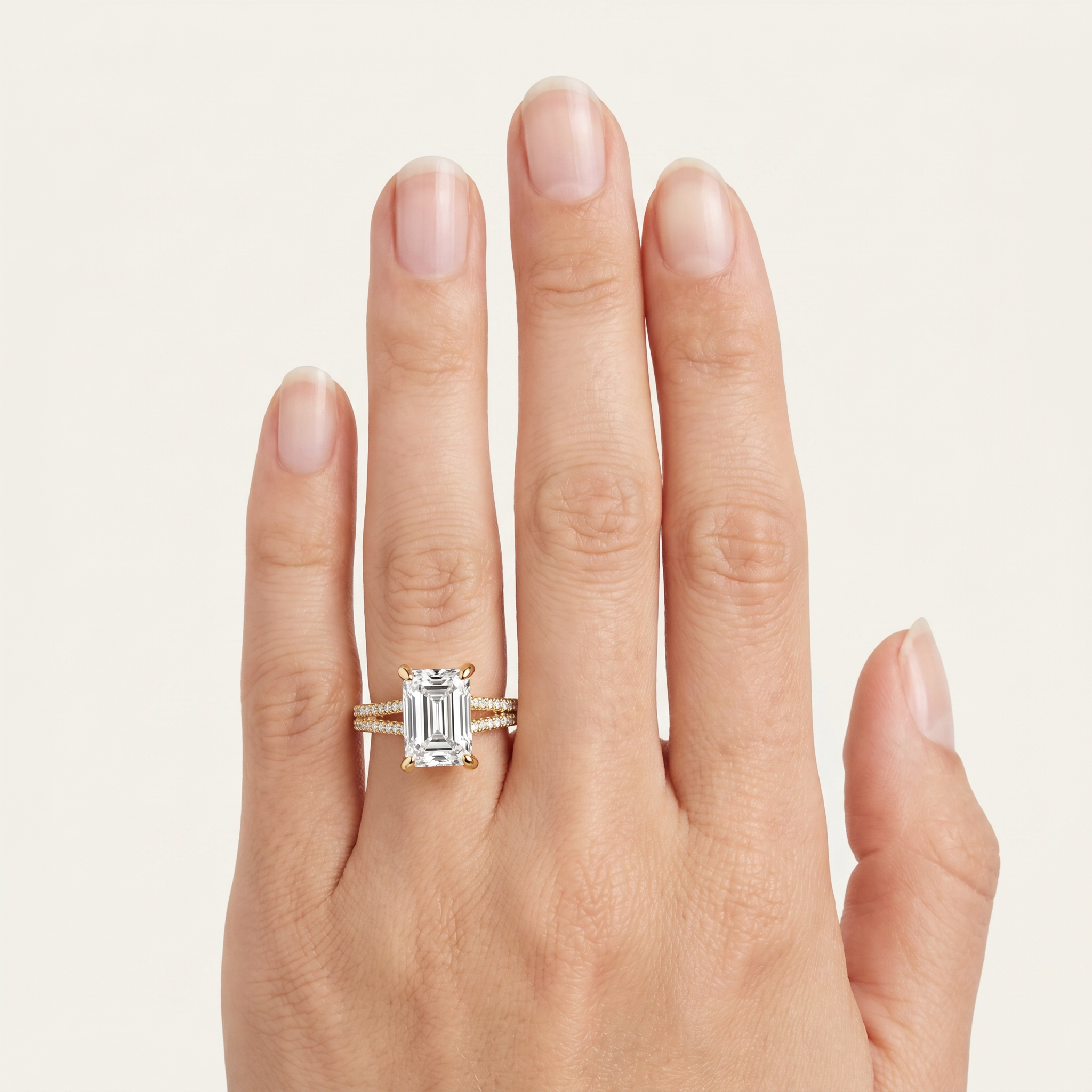 _lifestyle_image@SKU:R1939-LADE03000004Y #metal_10k-yellow-gold+origin_lab-grown+quality_g-si