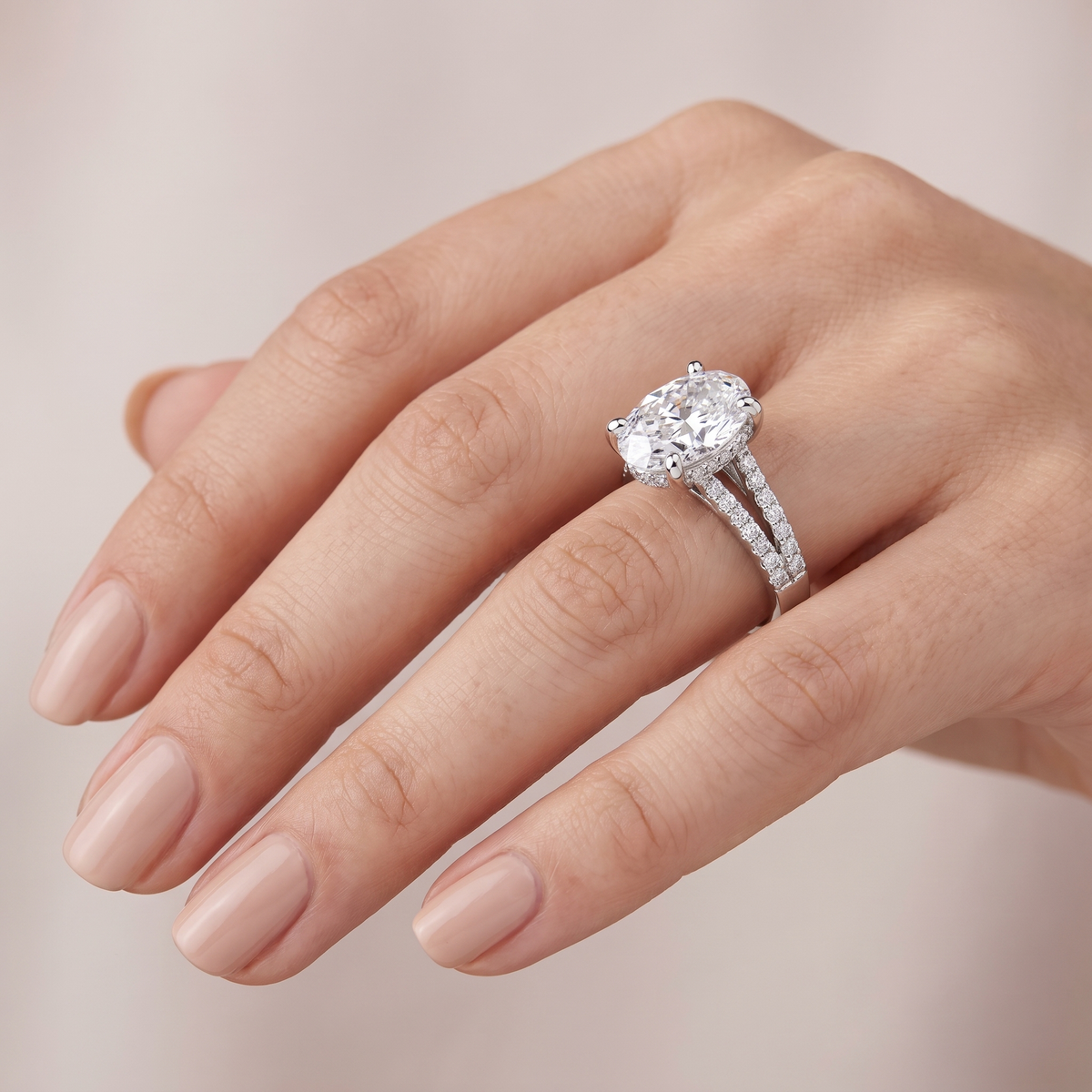 _lifestyle_image@SKU:R1939-LADO03000004W #metal_10k-white-gold+origin_lab-grown+quality_g-si