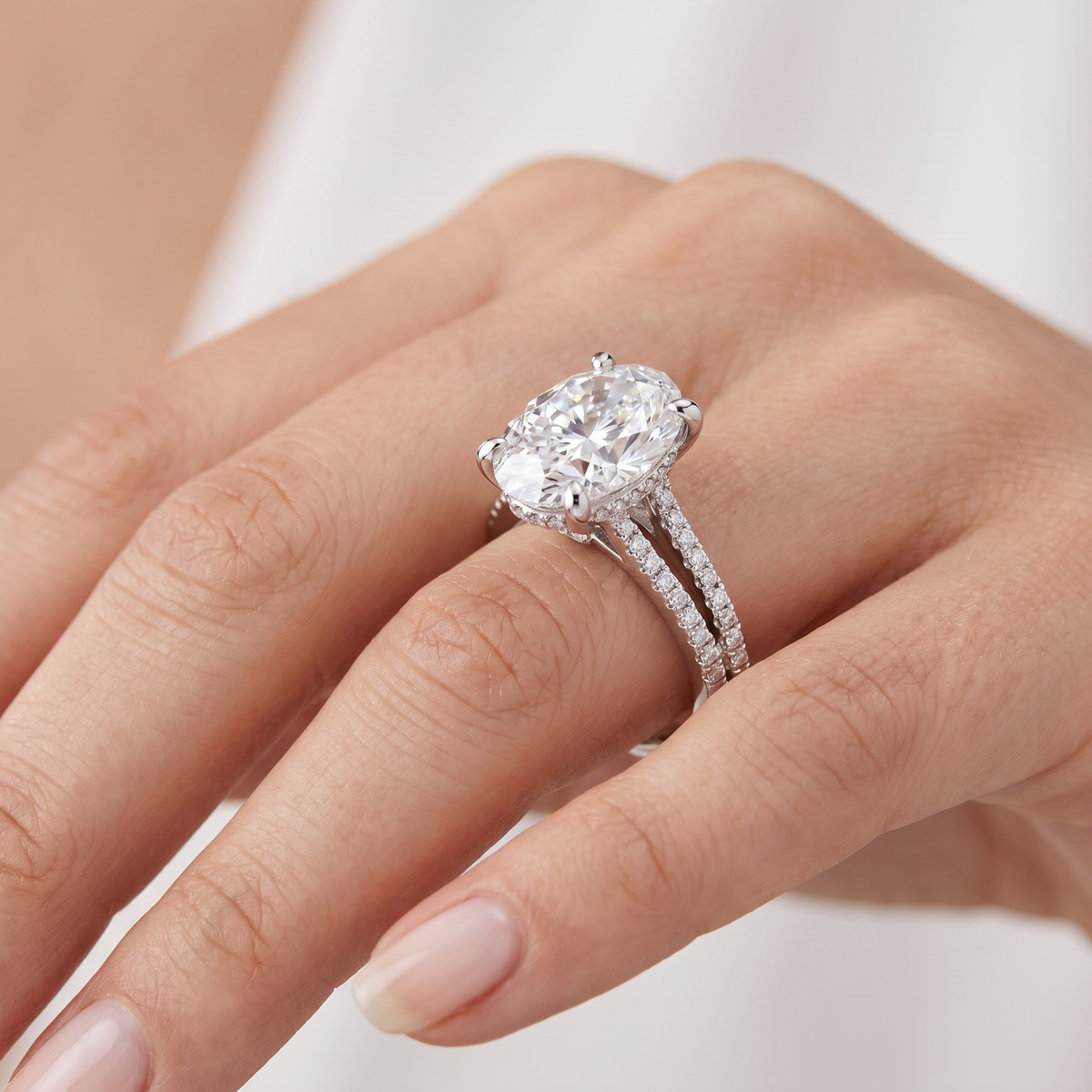 _lifestyle_image@SKU:R1939-LGDO03000004W #metal_14k-white-gold+origin_lab-grown+quality_ef-vs2+