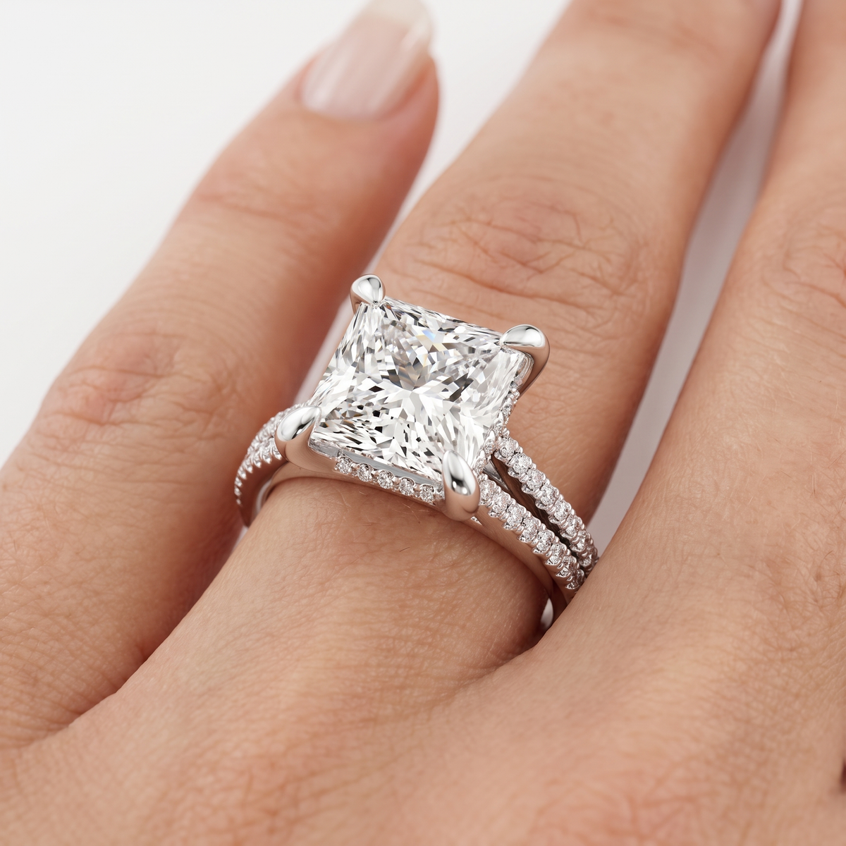 _lifestyle_image@SKU:R1939-LADP03000004W #metal_10k-white-gold+origin_lab-grown+quality_g-si
