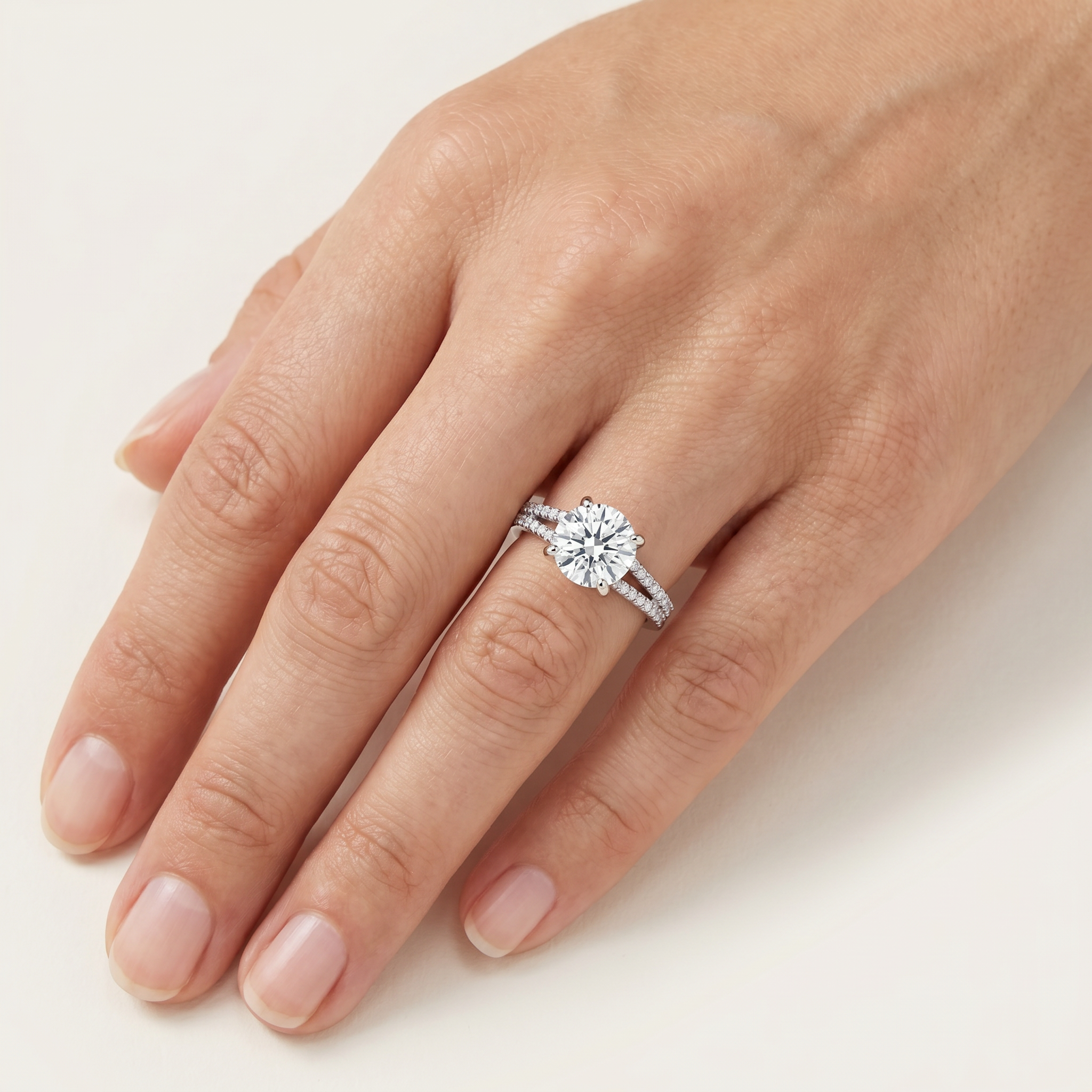 _lifestyle_image@SKU:R1939-LGDR0200000PL #metal_platinum+origin_lab-grown+quality_ef-vs2+