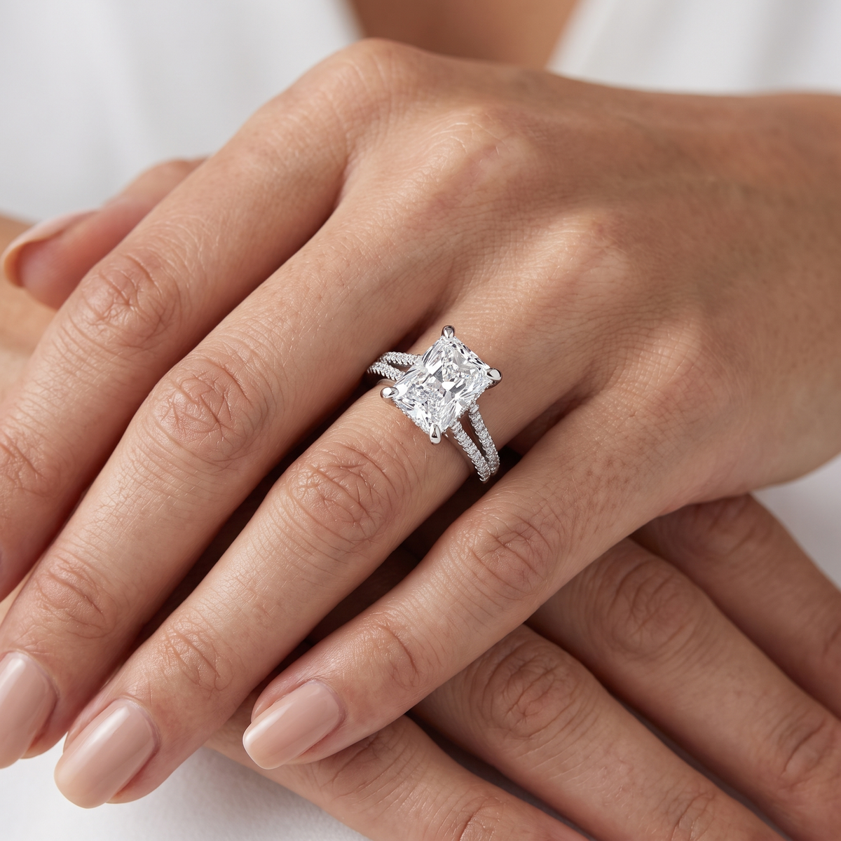 _lifestyle_image@SKU:R1939-LADT03000004W #metal_10k-white-gold+origin_lab-grown+quality_g-si