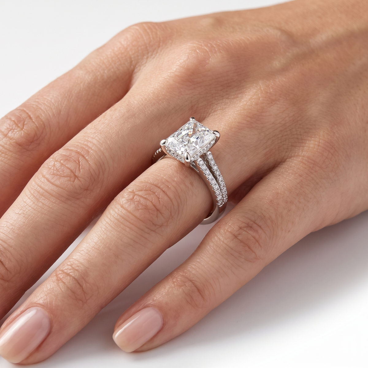 _lifestyle_image@SKU:R1939-LGDT03000004W #metal_14k-white-gold+origin_lab-grown+quality_ef-vs2+