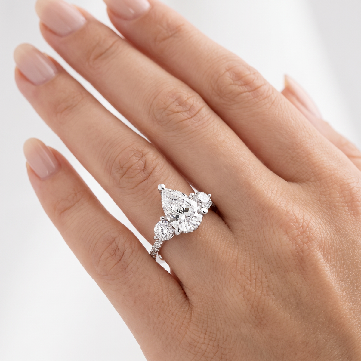 _lifestyle_image@SKU:R1943-NADD02000004W #metal_14k-white-gold+origin_lab-grown+quality_ef-vs2+