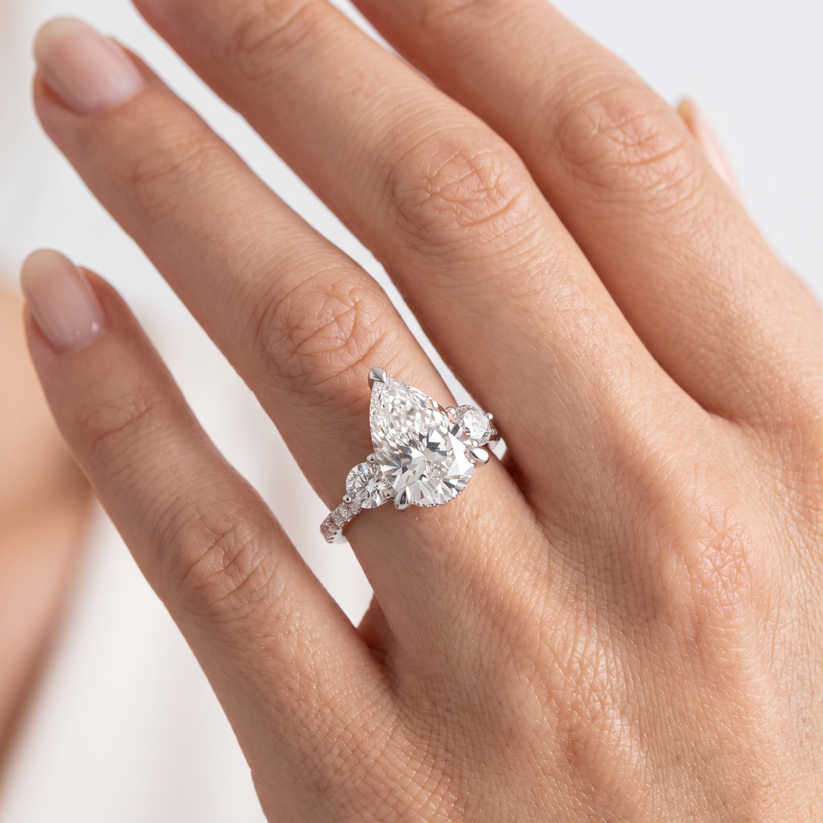 _lifestyle_image@SKU:R1943-LADD03000004W #metal_10k-white-gold+origin_lab-grown+quality_g-si