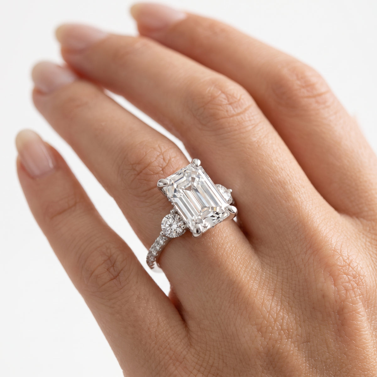 _lifestyle_image@SKU:R1943-LADE02000004W #metal_10k-white-gold+origin_lab-grown+quality_g-si