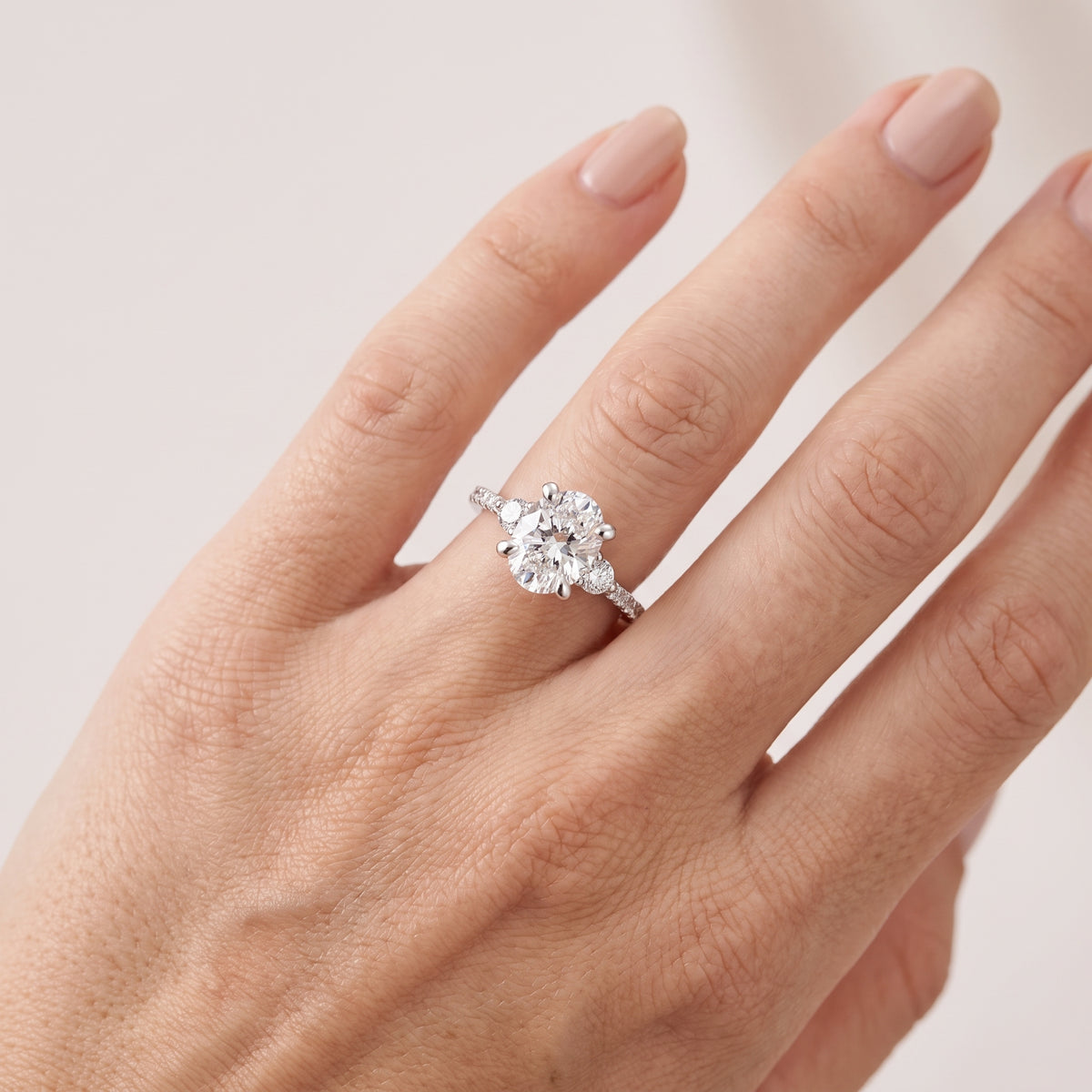 _lifestyle_image@SKU:R1943-LADO02000004W #metal_10k-white-gold+origin_lab-grown+quality_g-si