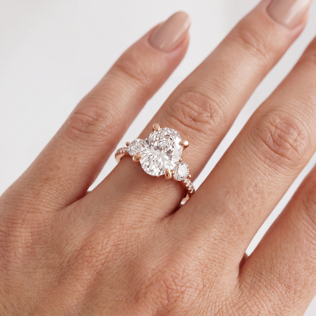 _lifestyle_image@SKU:R1943-LADO03000004P #metal_10k-rose-gold+origin_lab-grown+quality_g-si