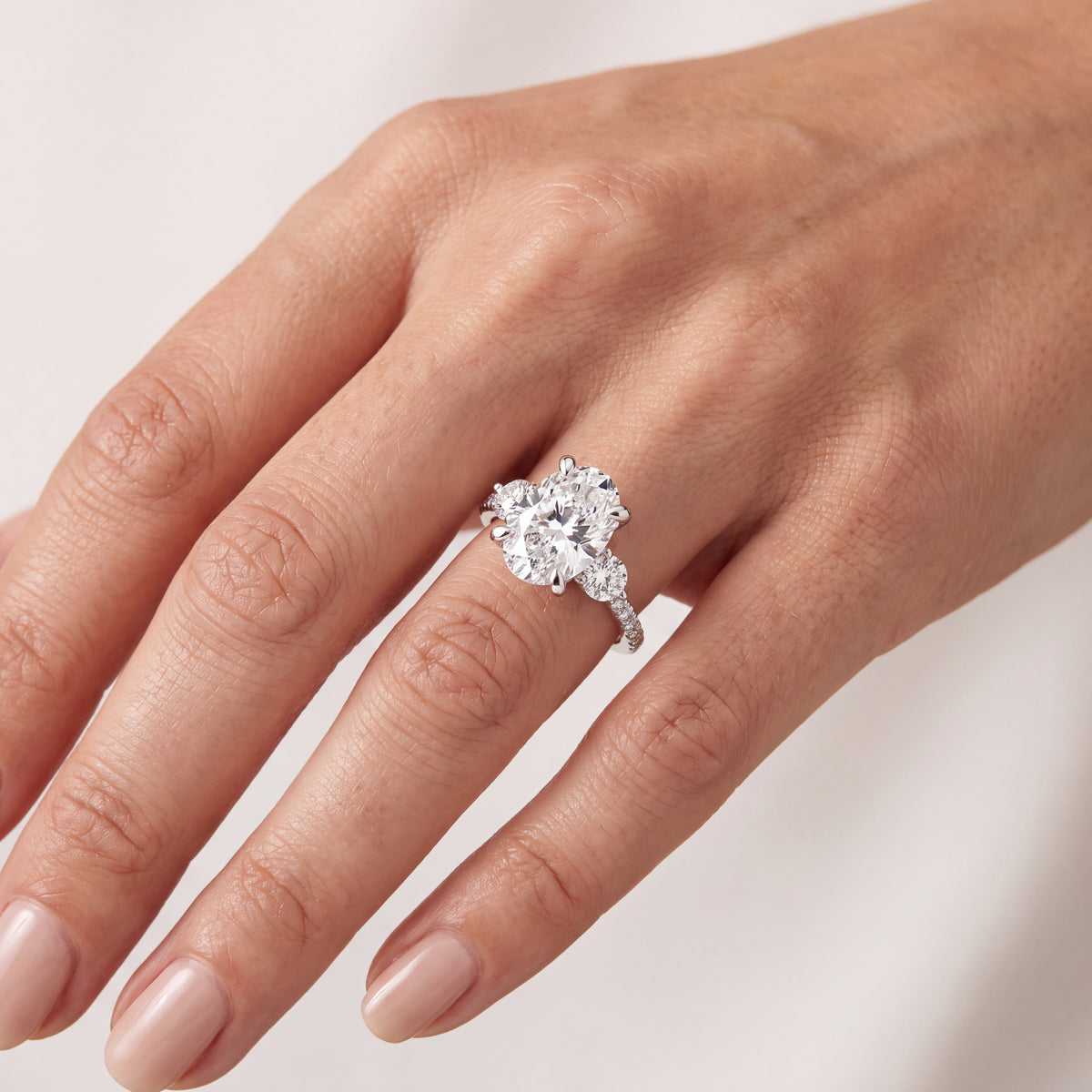 _lifestyle_image@SKU:R1943-LADO03000004W #metal_10k-white-gold+origin_lab-grown+quality_g-si