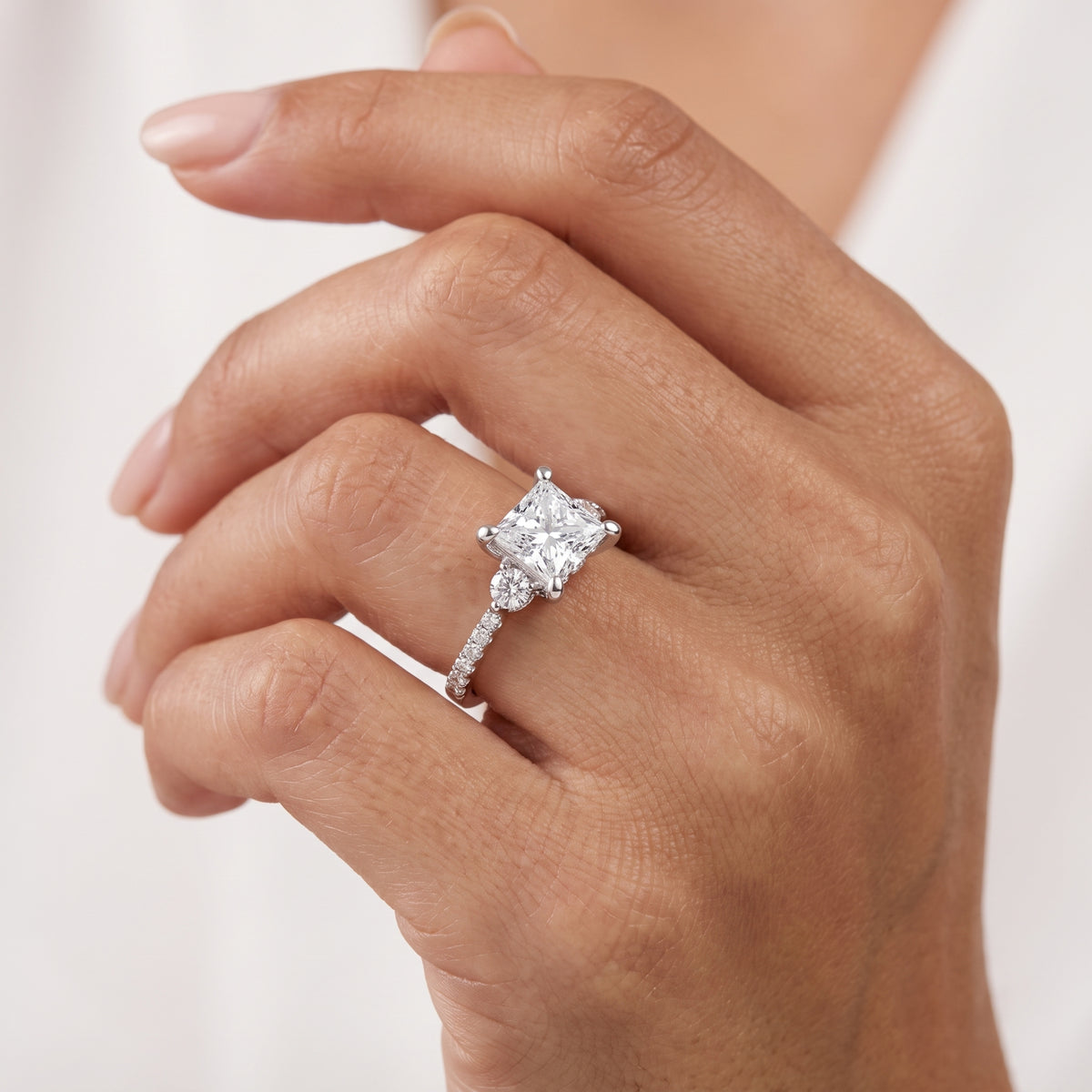 _lifestyle_image@SKU:R1943-LADP02000004W #metal_10k-white-gold+origin_lab-grown+quality_g-si