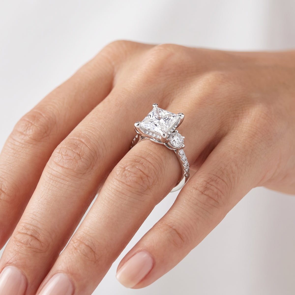 _lifestyle_image@SKU:R1943-LADP03000004W #metal_10k-white-gold+origin_lab-grown+quality_g-si