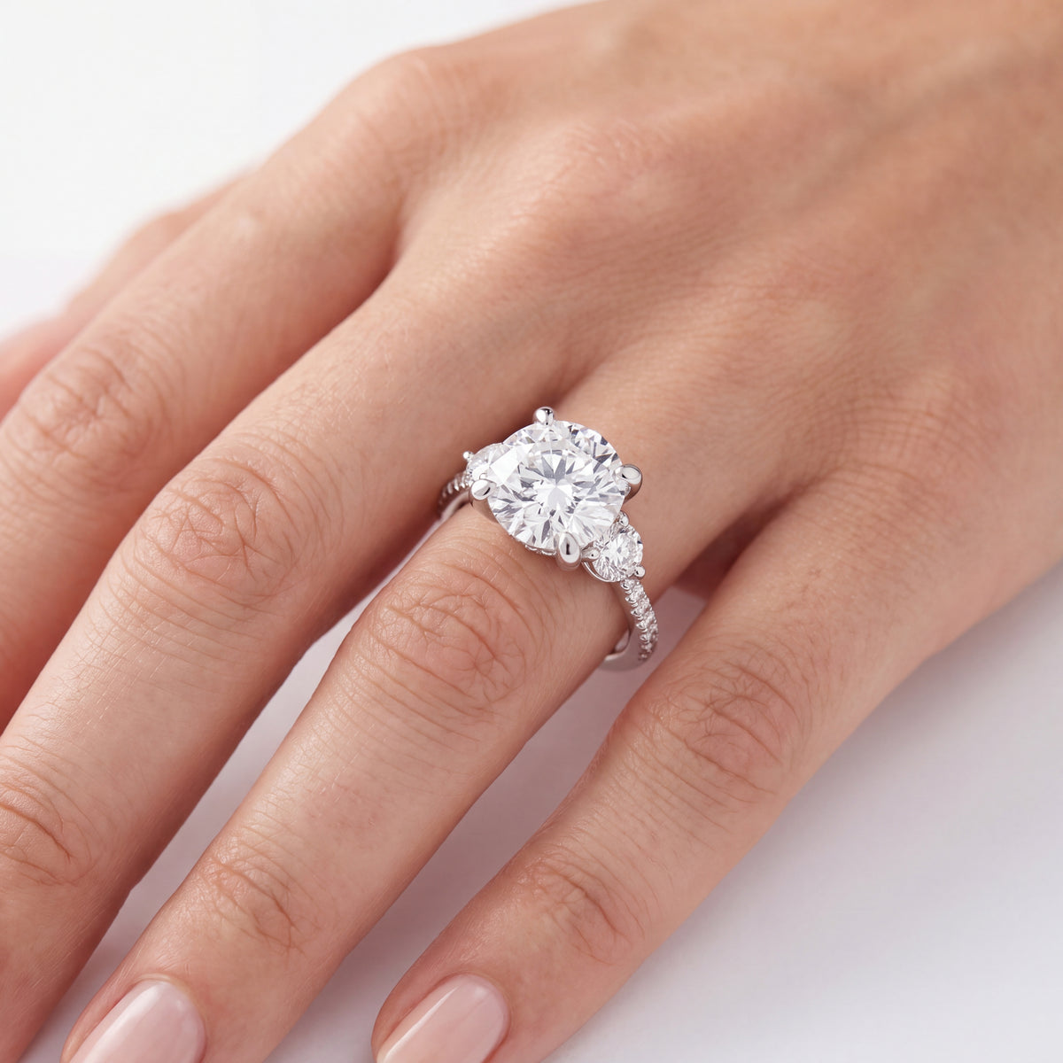 _lifestyle_image@SKU:R1943-LADR03000004W #metal_10k-white-gold+origin_lab-grown+quality_g-si
