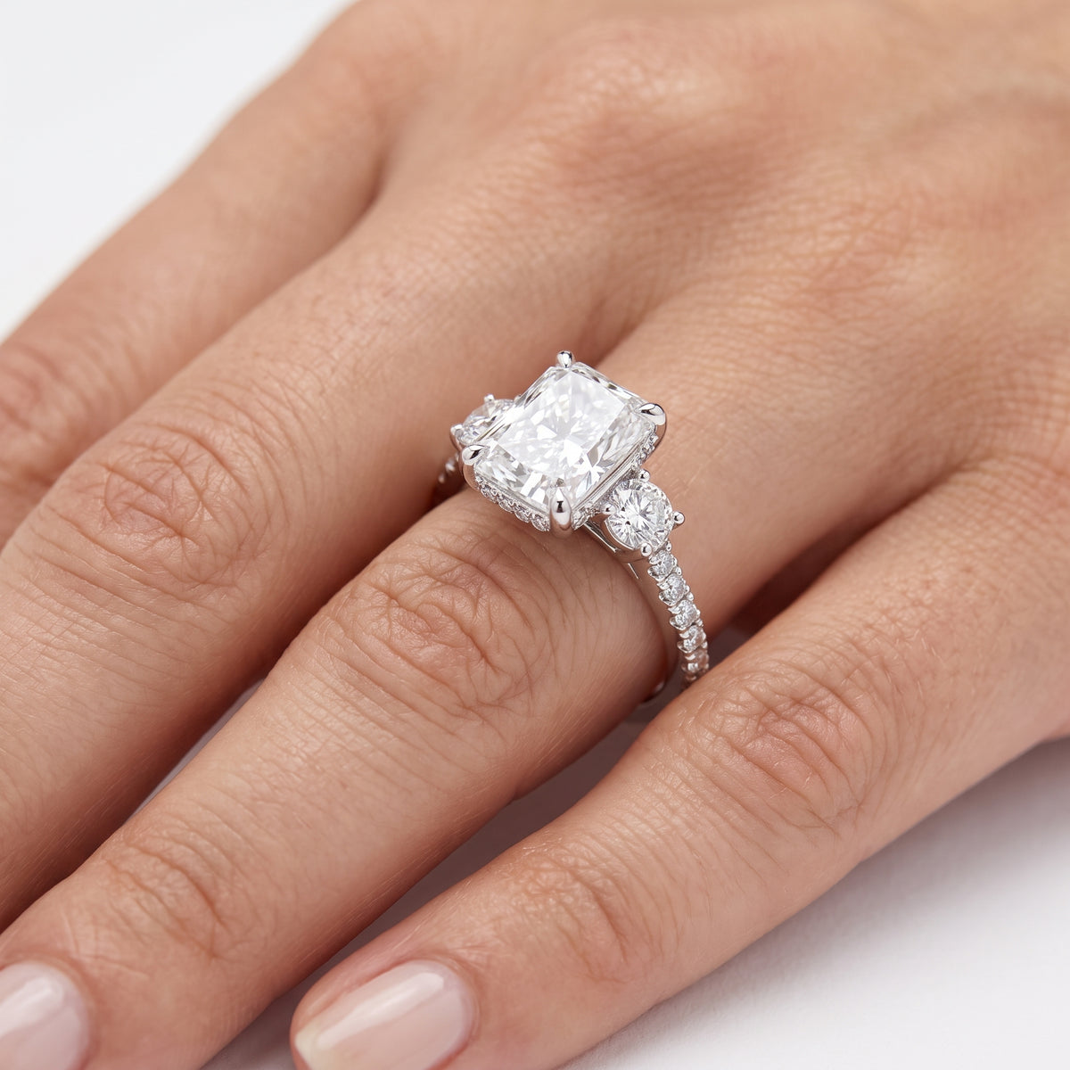 _lifestyle_image@SKU:R1943-LADT02000004W #metal_10k-white-gold+origin_lab-grown+quality_g-si