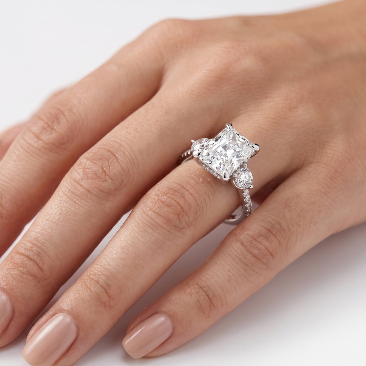 _lifestyle_image@SKU:R1943-LADT03000004W #metal_10k-white-gold+origin_lab-grown+quality_g-si