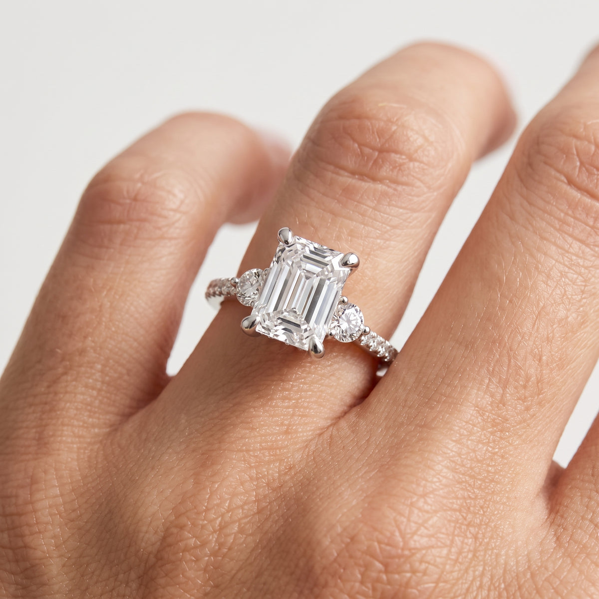 _lifestyle_image@SKU:R1943-NADE02000004W #metal_14k-white-gold+origin_lab-grown+quality_ef-vs2+
