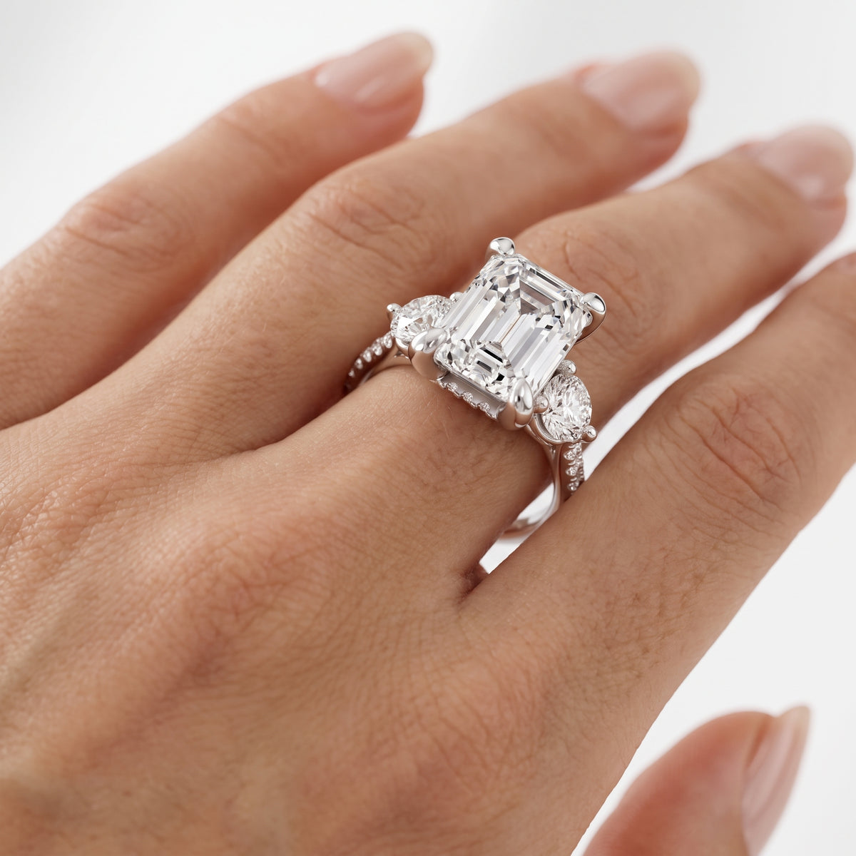 _lifestyle_image@SKU:R1943-NADE0300000PL #metal_platinum+origin_lab-grown+quality_ef-vs2+