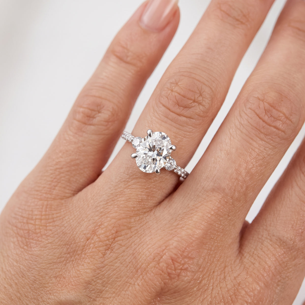 _lifestyle_image@SKU:R1943-NADO0200000PL #metal_platinum+origin_lab-grown+quality_ef-vs2+