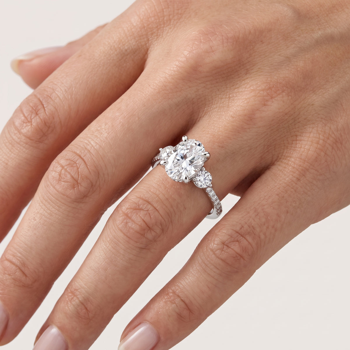 _lifestyle_image@SKU:R1943-NADO03000004W #metal_14k-white-gold+origin_lab-grown+quality_ef-vs2+