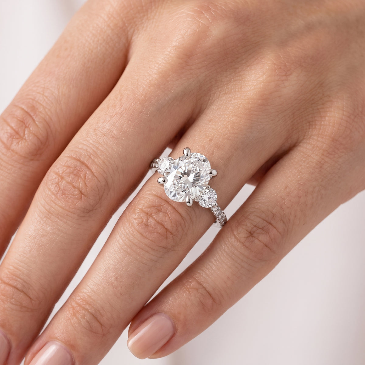 _lifestyle_image@SKU:R1943-NADO0300000PL #metal_platinum+origin_lab-grown+quality_ef-vs2+