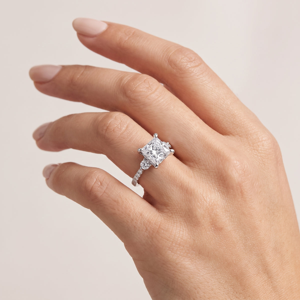 _lifestyle_image@SKU:R1943-NADP02000004W #metal_14k-white-gold+origin_lab-grown+quality_ef-vs2+