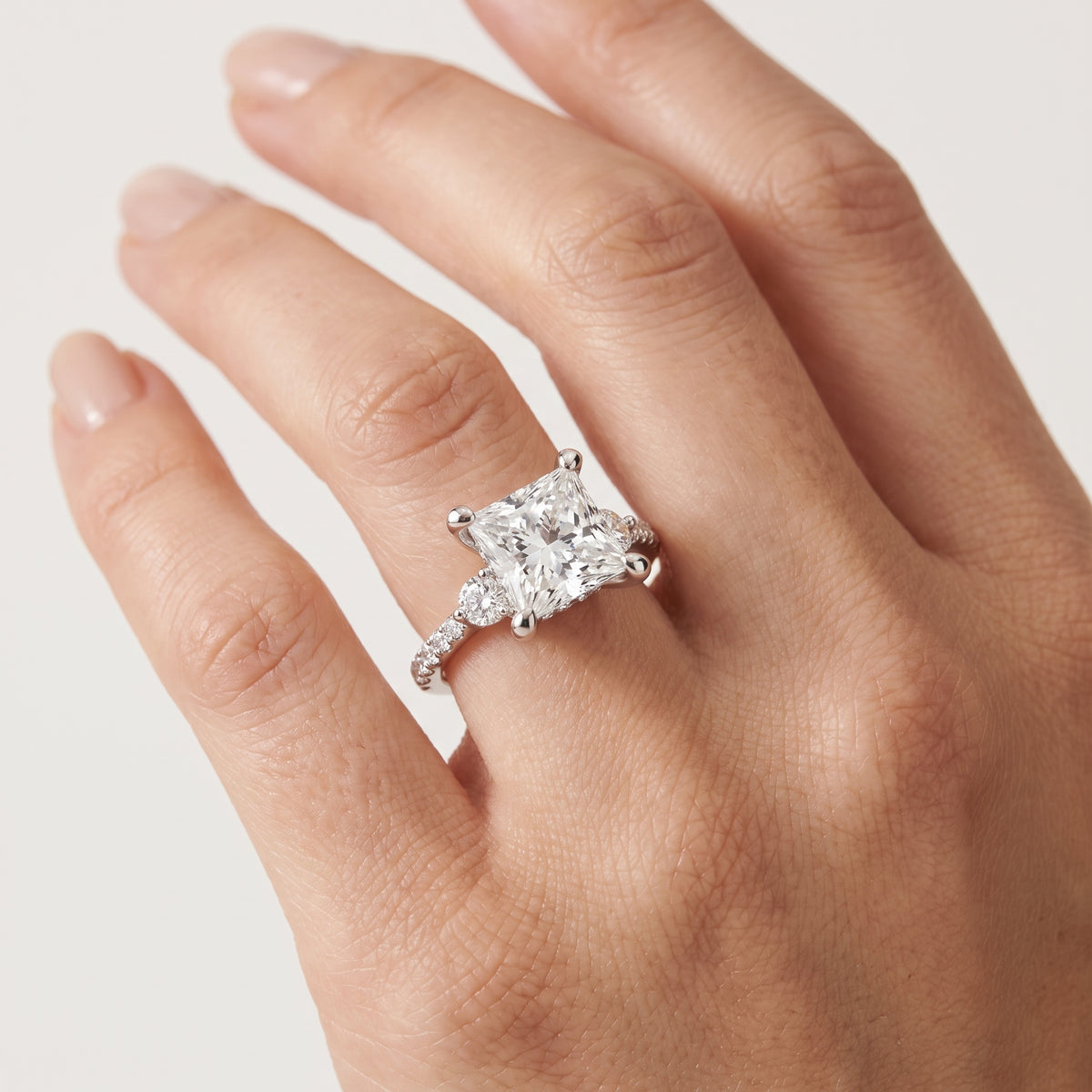 _lifestyle_image@SKU:R1943-NADP0200000PL #metal_platinum+origin_lab-grown+quality_ef-vs2+