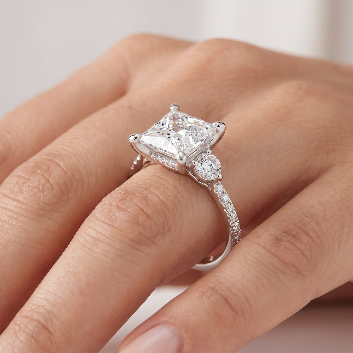 _lifestyle_image@SKU:R1943-NADP03000004W #metal_14k-white-gold+origin_lab-grown+quality_ef-vs2+