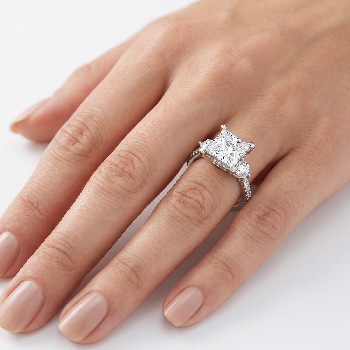 _lifestyle_image@SKU:R1943-NADP0300000PL #metal_platinum+origin_lab-grown+quality_ef-vs2+