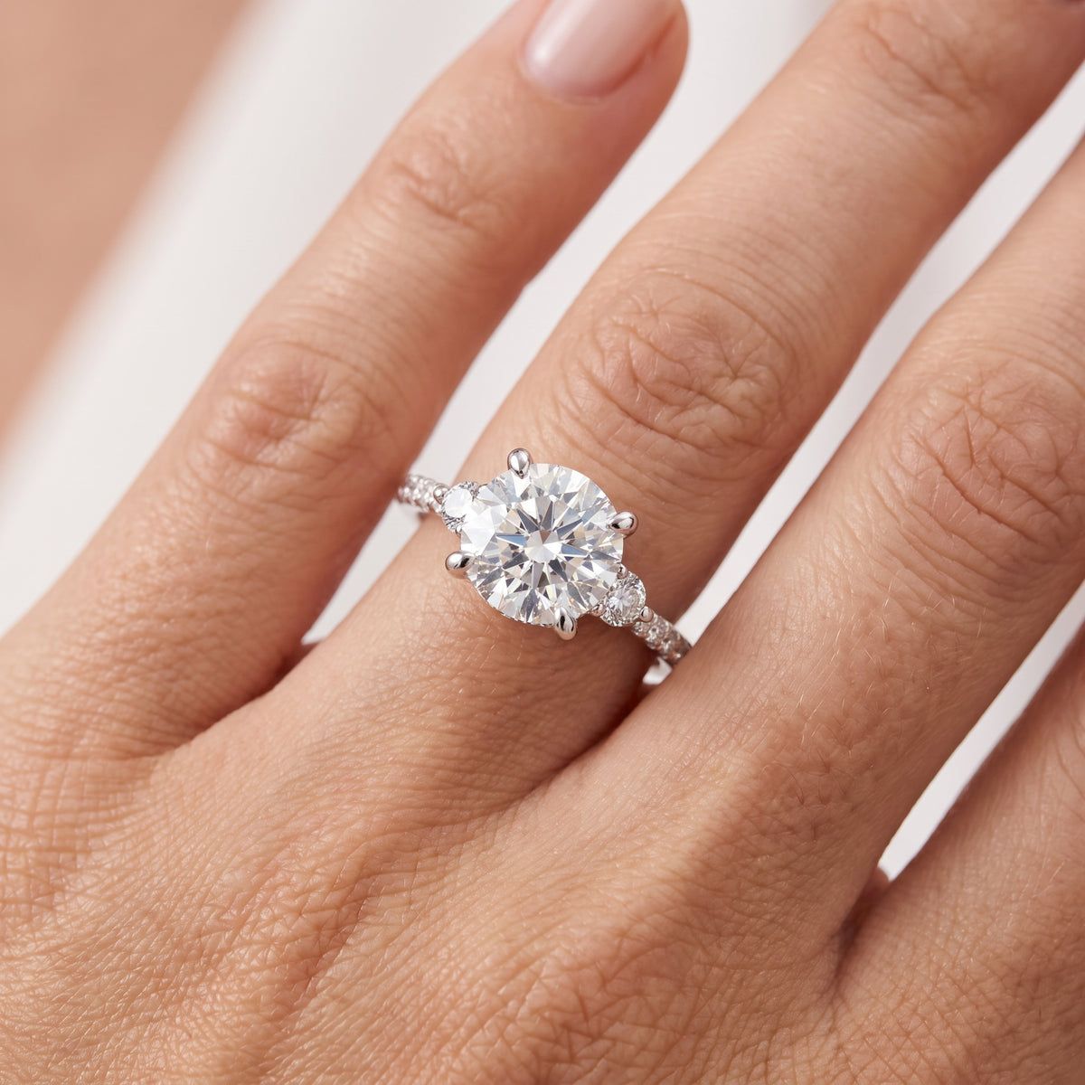 _lifestyle_image@SKU:R1943-NADR02000004W #metal_14k-white-gold+origin_lab-grown+quality_ef-vs2+