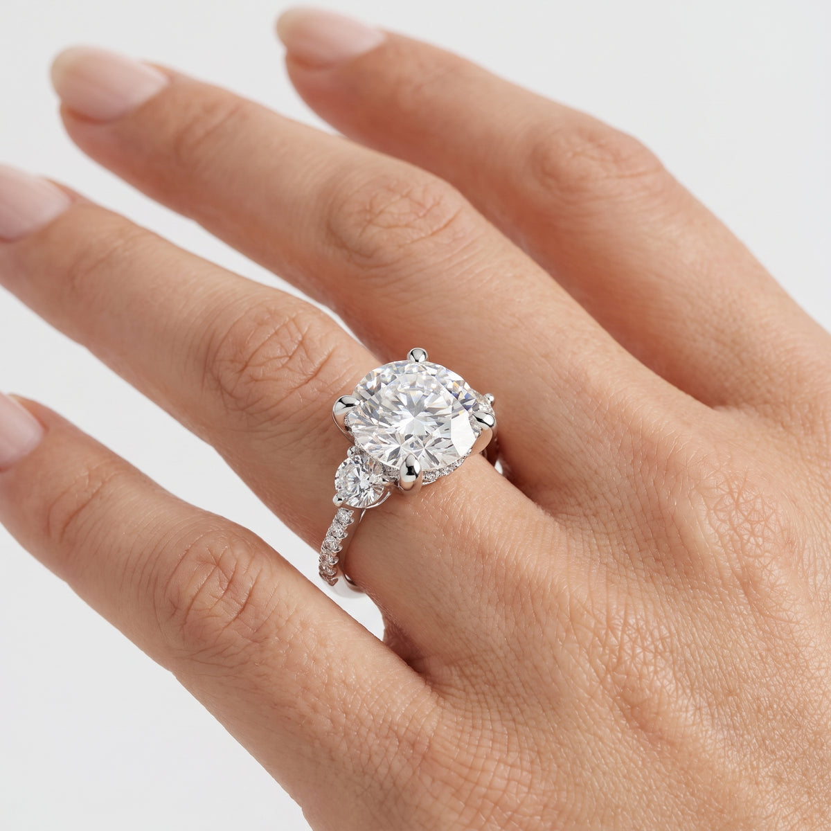 _lifestyle_image@SKU:R1943-NADR03000004W #metal_14k-white-gold+origin_lab-grown+quality_ef-vs2+
